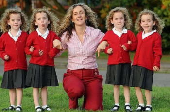 Mother Pose with Quadruplets – When the photographer zooms in, she gets scared out of her mind